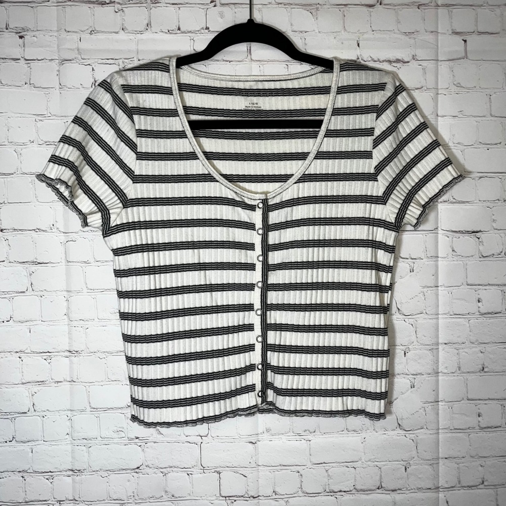American Eagle Striped Ribbed Snap Front Crop Top White Black Short Sleeve Sz LG